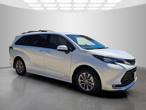 2021 Toyota Sienna XLE 8 Passenger