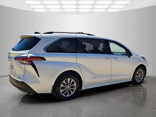 2021 Toyota Sienna XLE 8 Passenger