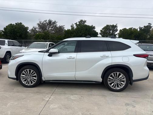 2023 Toyota Highlander Hybrid Platinum
