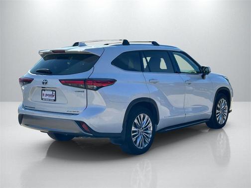 2023 Toyota Highlander Hybrid Platinum