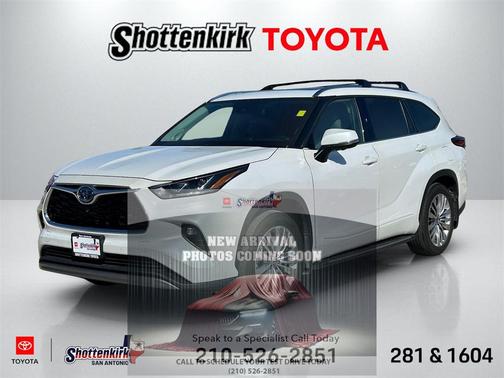 2023 Toyota Highlander Hybrid Platinum