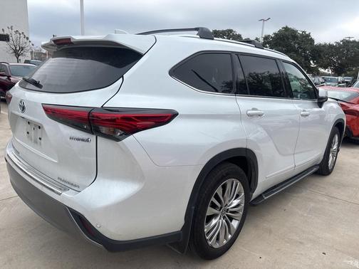 2023 Toyota Highlander Hybrid Platinum