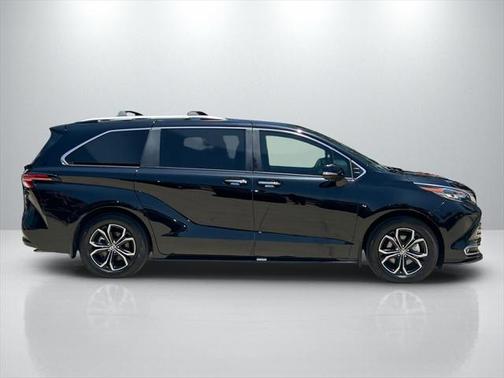 2025 Toyota Sienna Platinum 7 Passenger