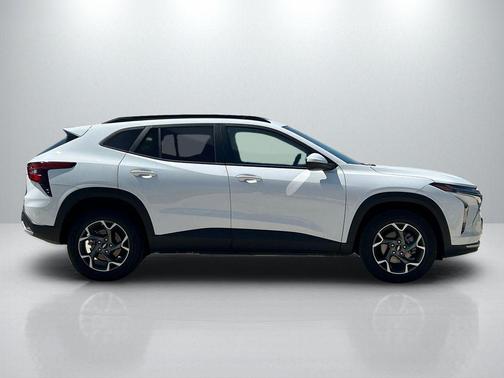 Summit White 2025 Chevrolet Trax LT