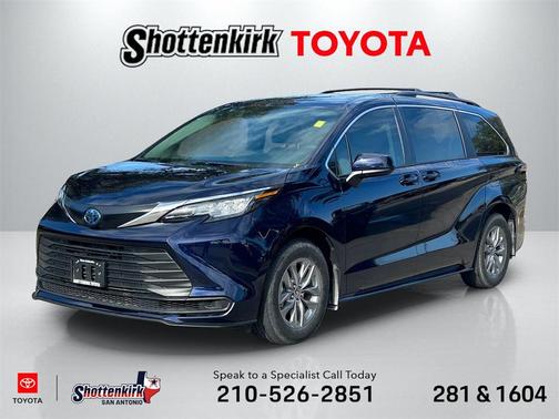 2022 Toyota Sienna LE