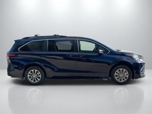 2022 Toyota Sienna LE