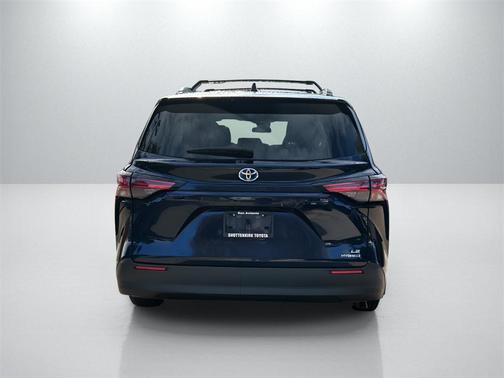 2022 Toyota Sienna LE