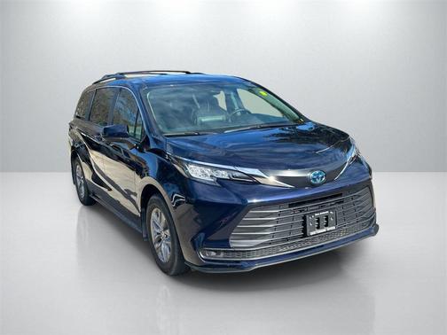 2022 Toyota Sienna LE