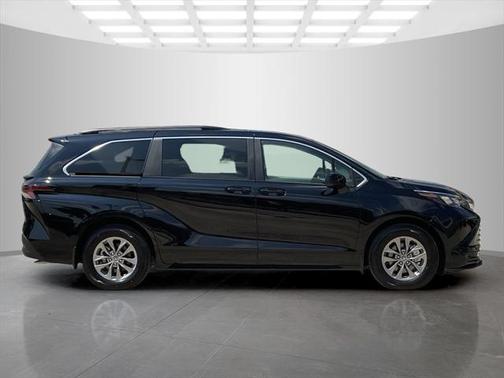 2025 Toyota Sienna LE