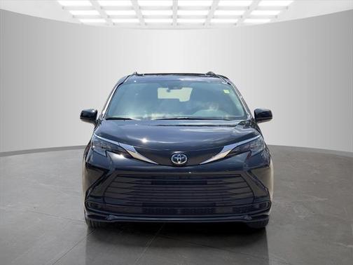 2025 Toyota Sienna LE
