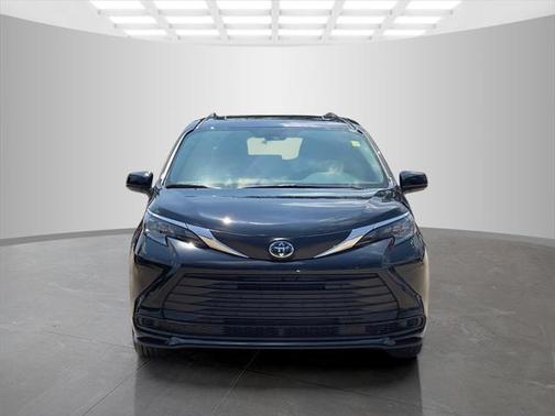 2025 Toyota Sienna LE