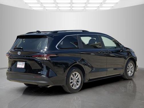 2025 Toyota Sienna LE