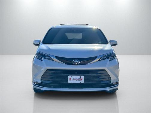 2025 Toyota Sienna Platinum