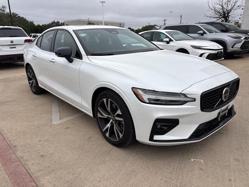 2024 Volvo S60 B5 Core Dark Theme