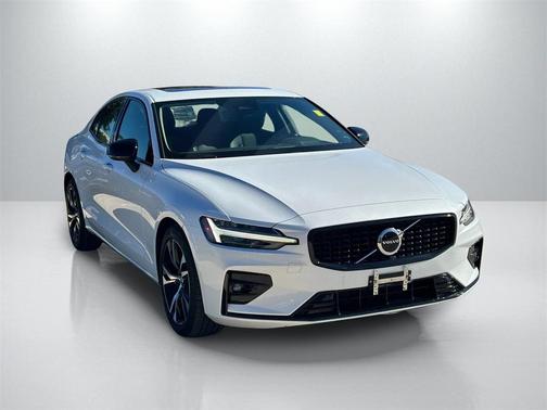 2024 Volvo S60 B5 Core Dark Theme