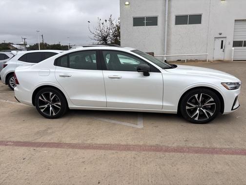 2024 Volvo S60 B5 Core Dark Theme