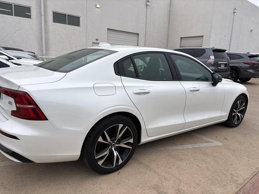 2024 Volvo S60 B5 Core Dark Theme