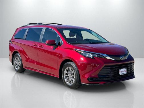 2023 Toyota Sienna LE