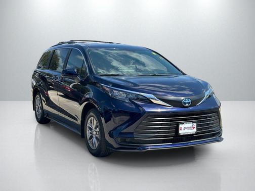 2025 Toyota Sienna LE