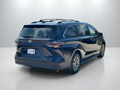 2025 Toyota Sienna LE