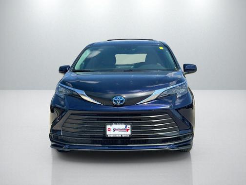 2025 Toyota Sienna LE