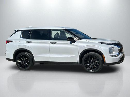 2023 Mitsubishi Outlander SE Black Edition 2WD