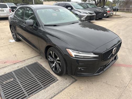 2024 Volvo S60 B5 Core Dark Theme