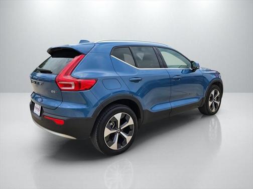 2024 Volvo XC40 B5 Plus Bright Theme