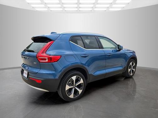 2024 Volvo XC40 B5 Plus Bright Theme