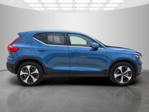 2024 Volvo XC40 B5 Plus Bright Theme