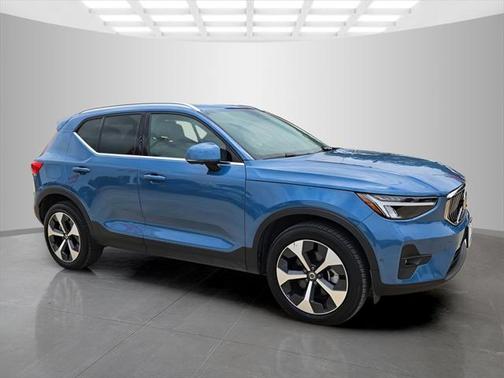 2024 Volvo XC40 B5 Plus Bright Theme
