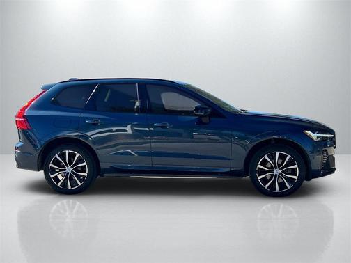 2023 Volvo XC60 B5 Plus Dark Theme