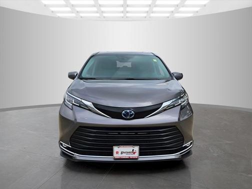 2023 Toyota Sienna XLE 8 Passenger