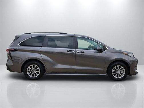 2023 Toyota Sienna XLE 8 Passenger