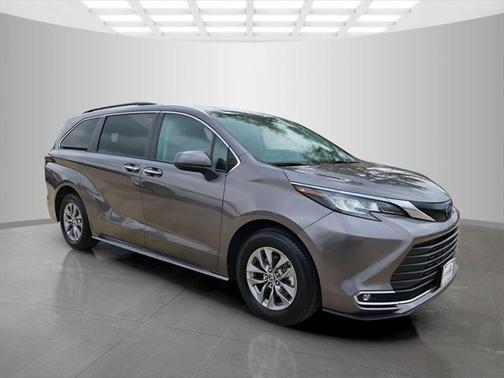 2023 Toyota Sienna XLE 8 Passenger