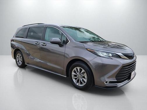 2023 Toyota Sienna XLE 8 Passenger