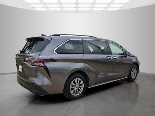 2023 Toyota Sienna XLE 8 Passenger