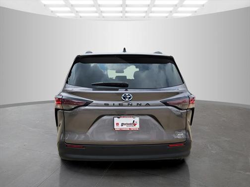 2023 Toyota Sienna XLE 8 Passenger