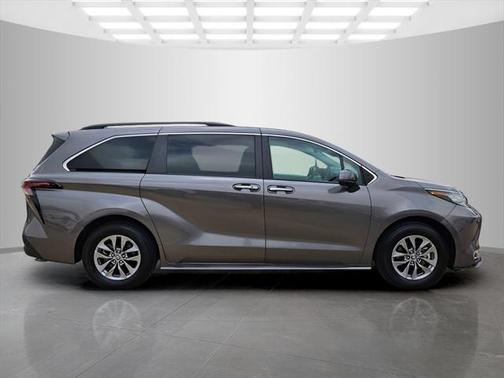 2023 Toyota Sienna XLE 8 Passenger