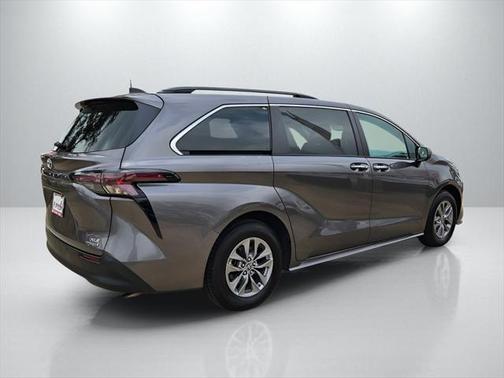 2023 Toyota Sienna XLE 8 Passenger