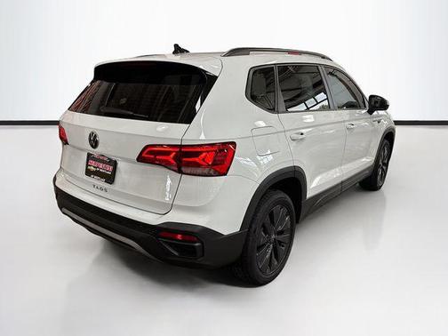 Pure White 2022 Volkswagen Taos 1.5T S