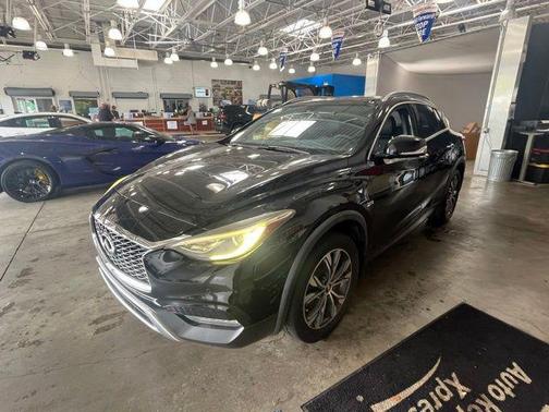 2017 INFINITI QX30 Premium