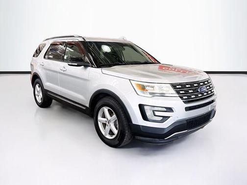 INGOT SILVER METALLIC 2017 Ford Explorer XLT