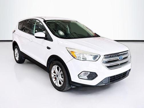 OXFORD WHITE 2017 Ford Escape SE