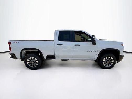 Summit White 2026 Chevrolet Silverado 2500 Custom