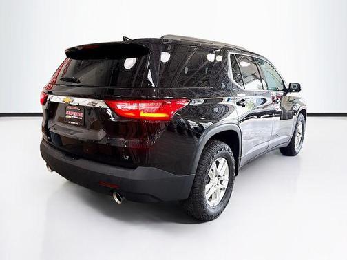 Mosaic Black Metallic 2020 Chevrolet Traverse LT Leather
