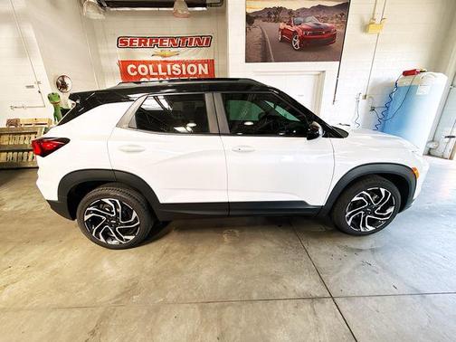 Iridescent Pearl Tricoat 2025 Chevrolet Trailblazer RS