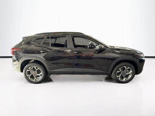 Mosaic Black Metallic 2026 Chevrolet Trax LT