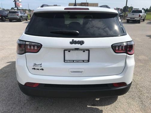 Bright White Clearcoat 2026 Jeep Compass Latitude