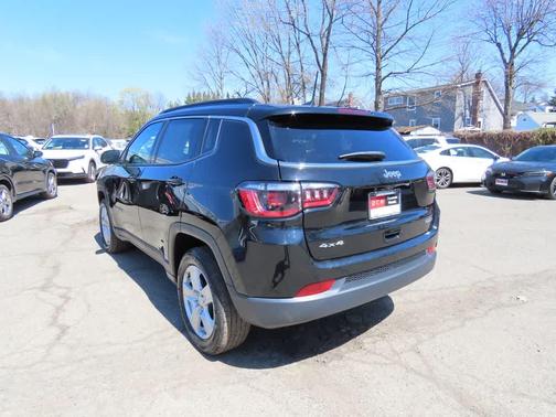 Diamond Black 2022 Jeep Compass Latitude